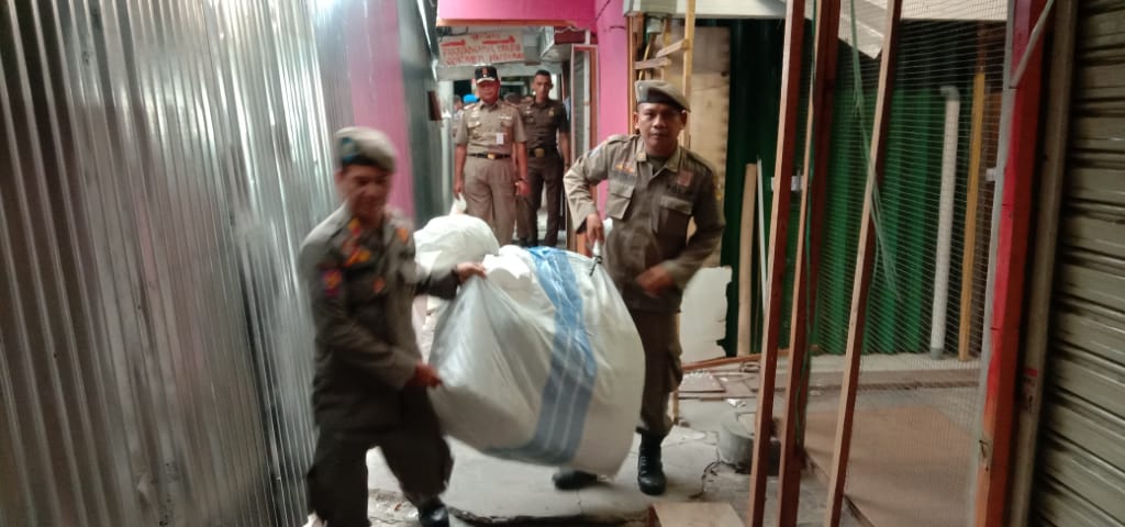  Satpol PP Siap Bantu Pedagang Kosongkan TPS di Kawasan Sukaramai